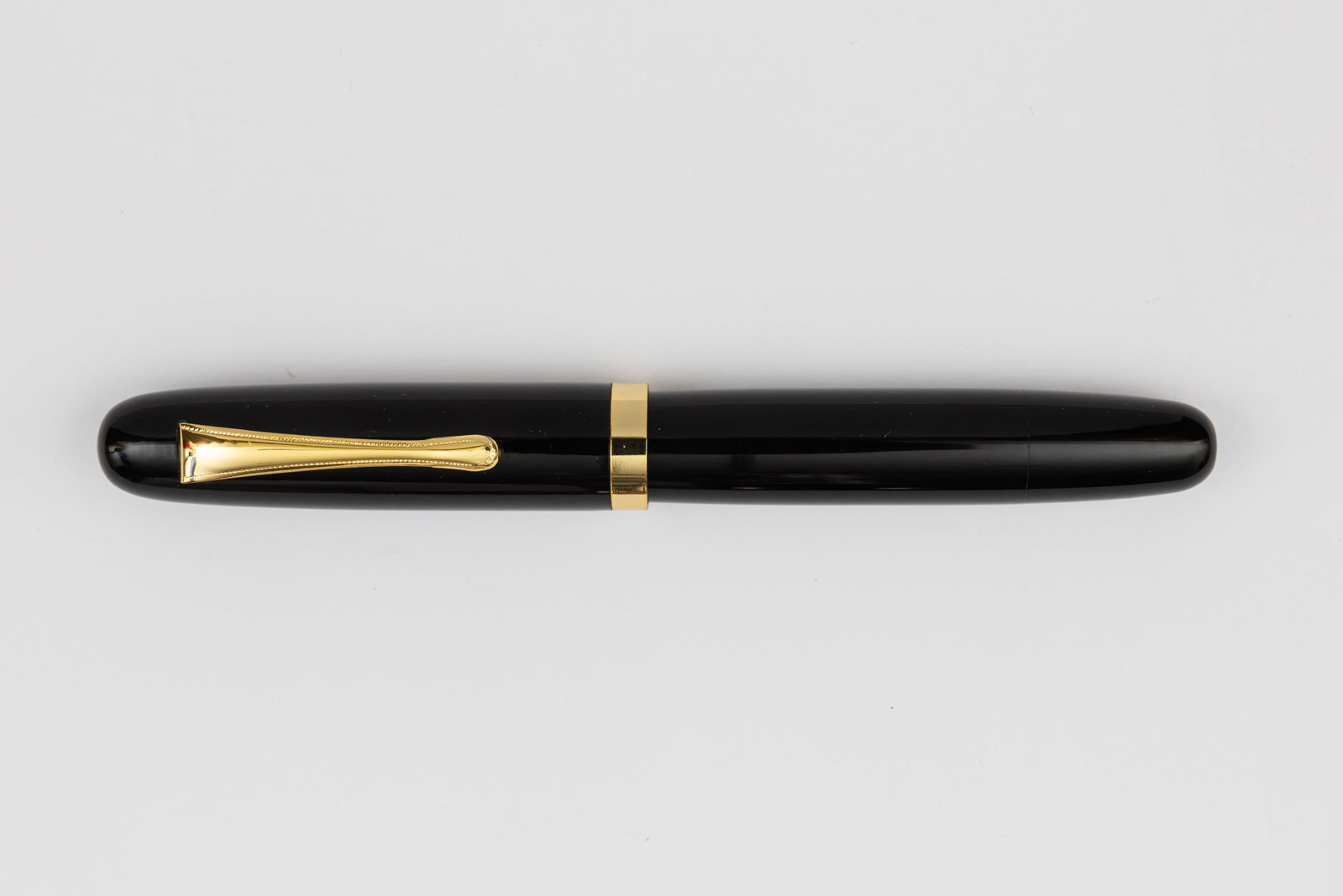 Ban-ei Balance Oversized Black Urushi Lacquer Fountain Pen (1 of 3)