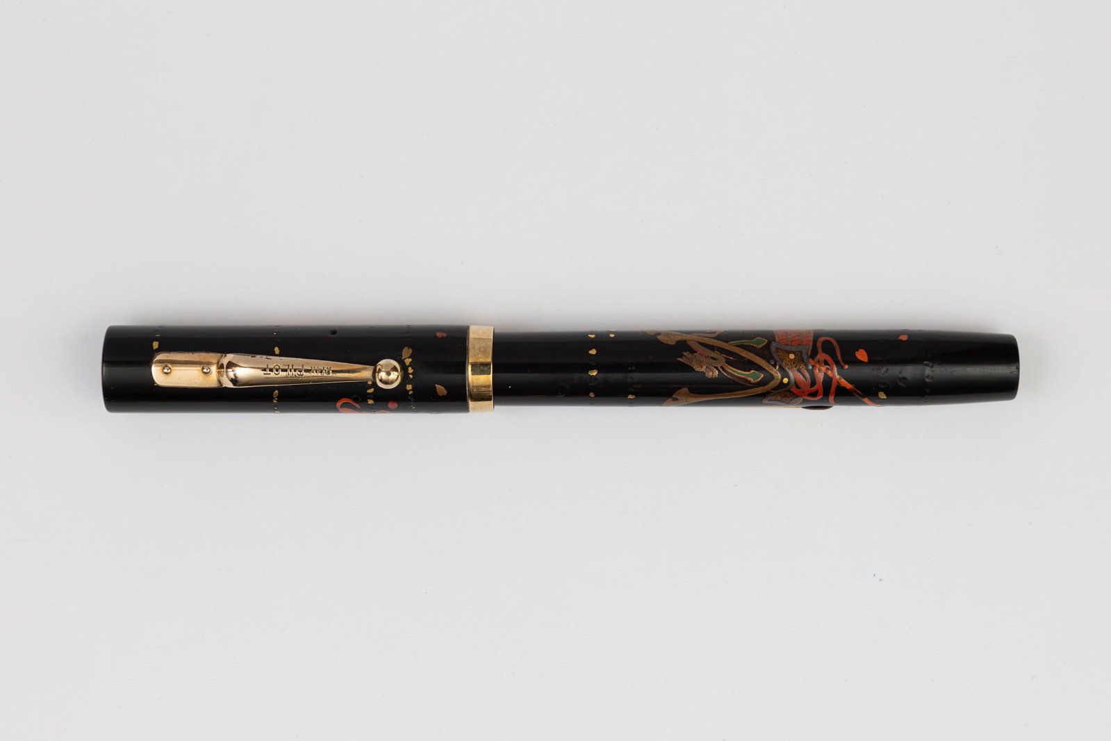 Pilot Dunhill Namiki Samurai Helmet & War Shield Maki-e Fountain Pen (1 of 8)
