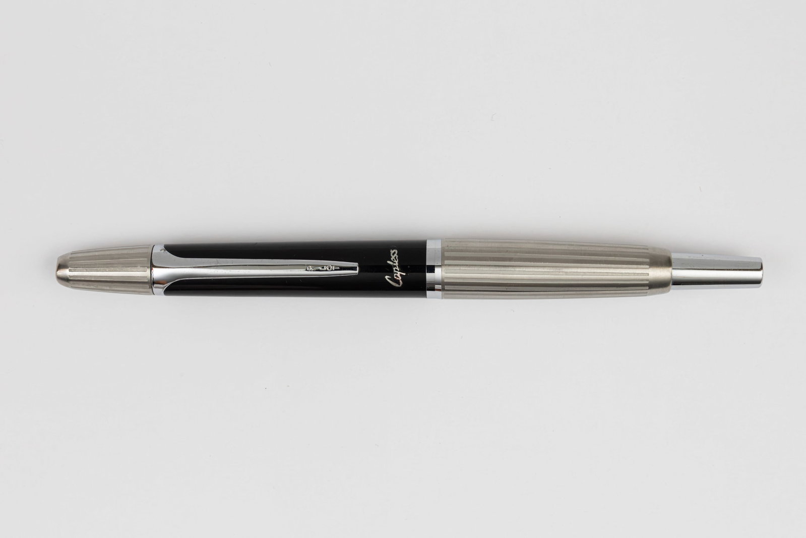 Pilot Capless Vanishing Point C-400SS White/Stainless Stripe Fountain Pen (1 of 3)