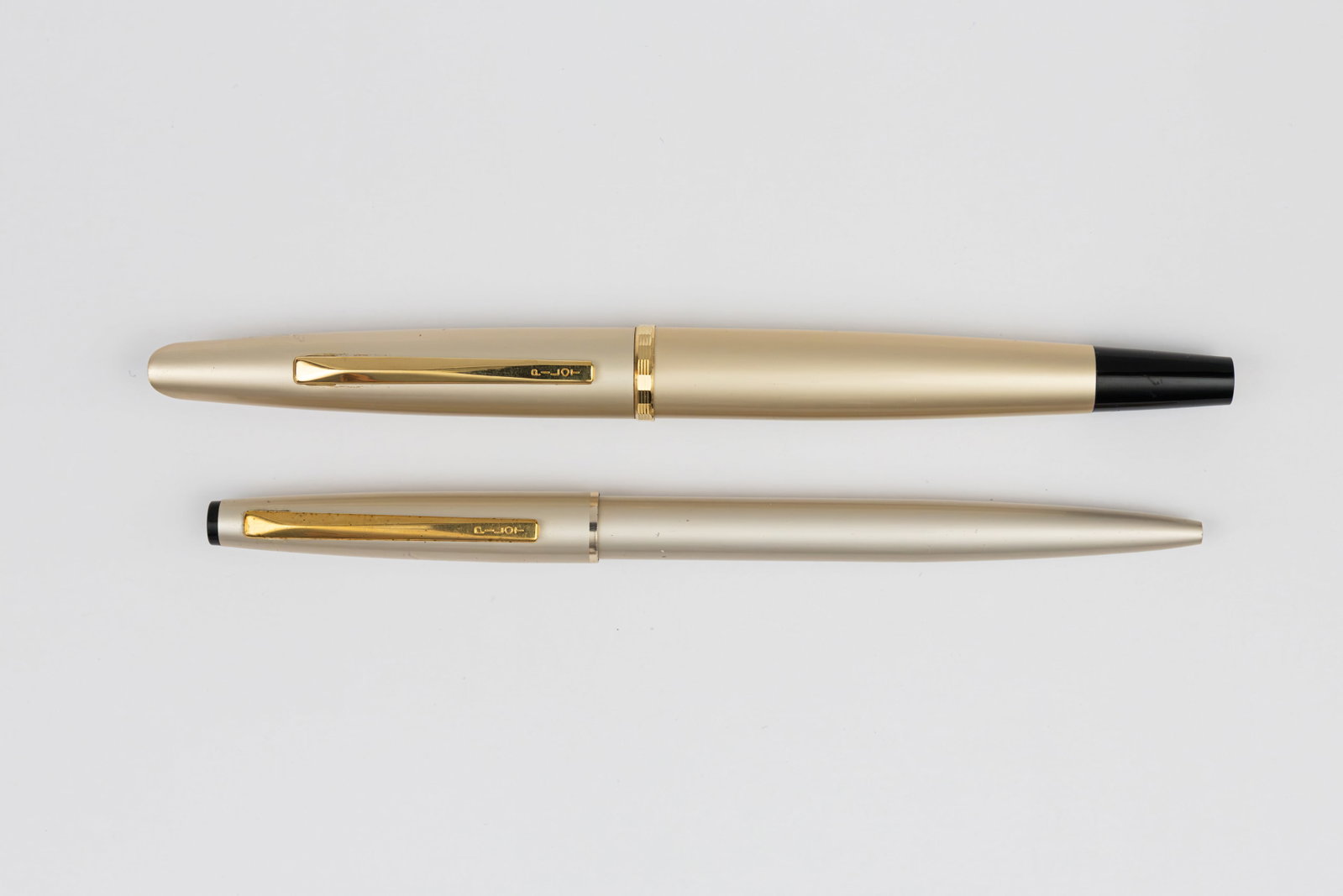Pilot Capless C-500MW White Metal Twist Fountain Pen & Ballpoint: Pilot Capless C-500MW twist mechanism fountain pen and ballpoint set, circa 1965. While the Vanishing Point model debuted in 1963 this particular model came out in 1965 with twist action rather than p