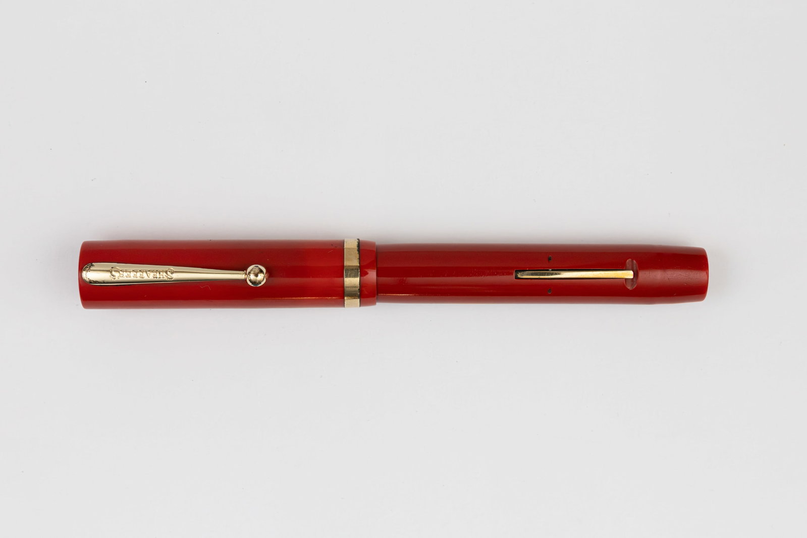 Sheaffer Flattop Secretary Senior Cherry Red Fountain Pen: Sheaffer Secretary cherry red Radite flattop senior fountain pen, circa 1925-27. Sheaffer Secretary in cherry red Radite, this being the senior size with Sheaffer Lifetime 14K fine nib. Length 5 1/4&r