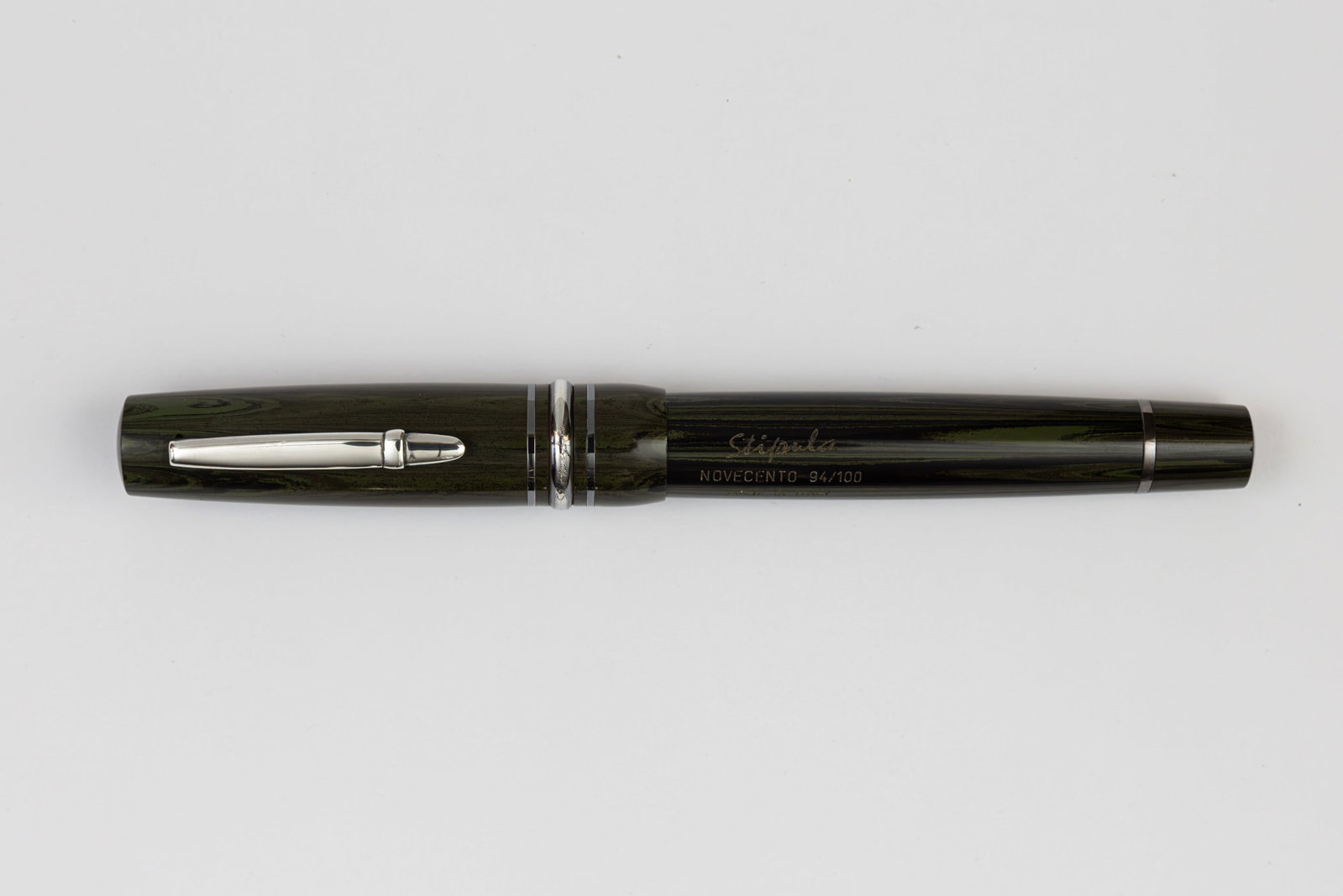 Stipula Black/Green Ebonite Novecento Oversized LE Fountain Pen, Boxed: Stipula Novecento black/green ebonite limited edition fountain pen with box, outer box and papers. Stipula Novecento black/green ebonite pen, limited to just 100 pieces (94/100). Larger model in the l
