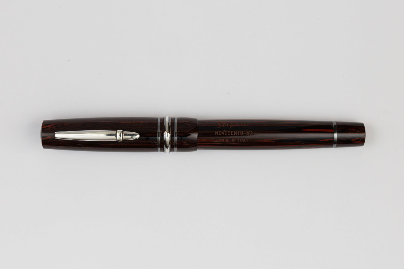 Stipula Novecento Cumberland Oversized LE Fountain Pen, Boxed: Stipula Novecento Cumberland fountain pen with box, outer box and papers. Stipula Novecento Cumberland in flamed red and black woodgrain. Limited edition pen of unknown number (511), larger model in t