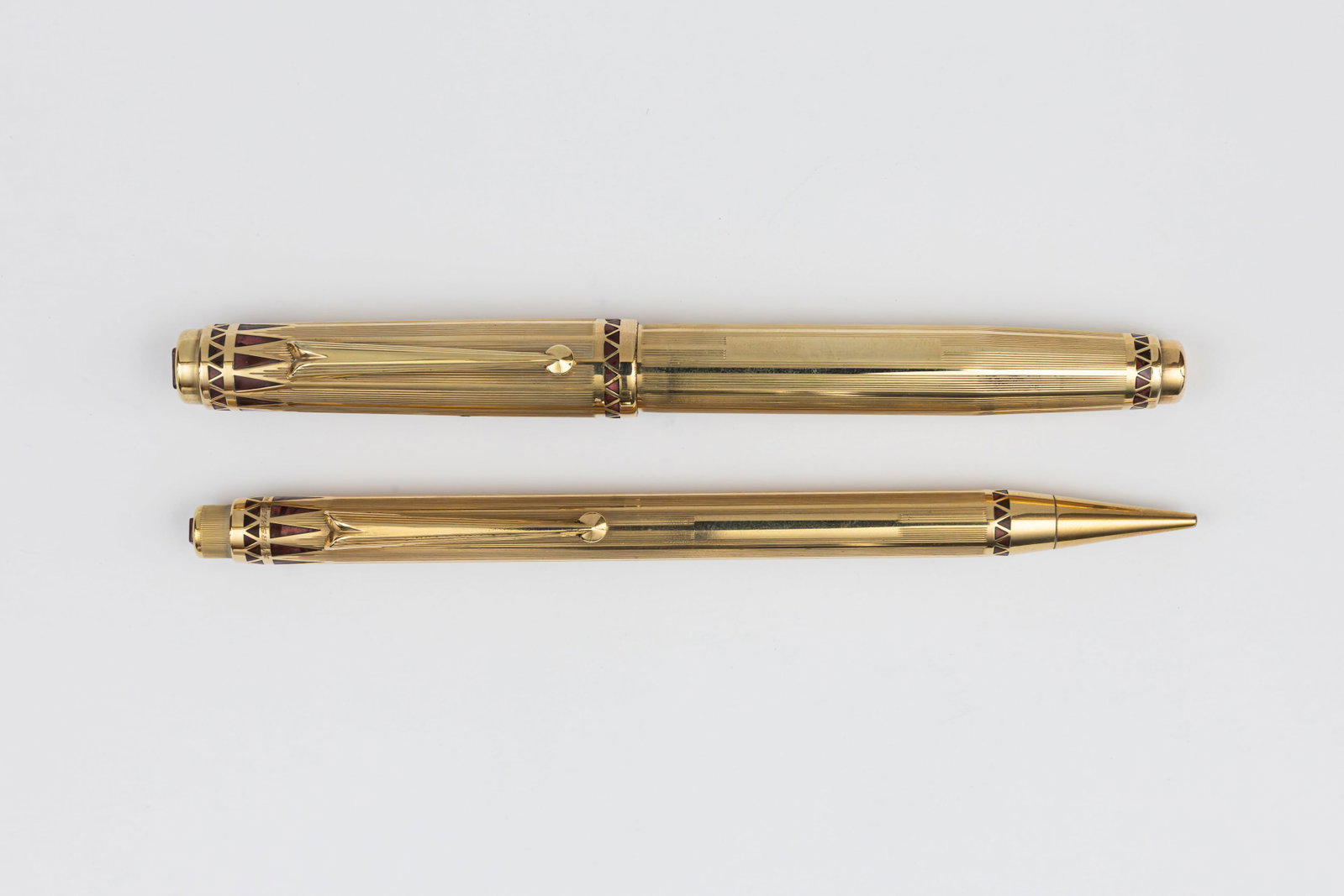 Wahl Eversharp Coronet Red Pyralin Art-Deco Fountain Pen Set: Wahl Eversharp Coronet gold filled fountain pen set with red Pyralin design. Wahl Eversharp designed two pens that are quintessential Art-Deco, the Doric and Coronet. The Coronet was made in a half ve