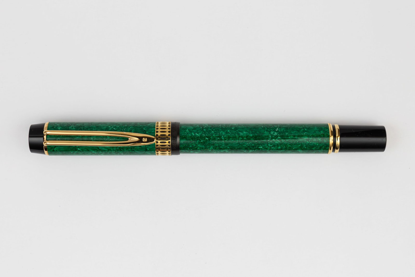 Waterman Man 100 Patrician Jade Green Fountain Pen, Boxed: Waterman Patrician jade green Man 100 fountain pen with box, outer box and papers. Deep jade green marble with cutout cap band similar to the original Patrician pens with 18K medium two-tone globe nib