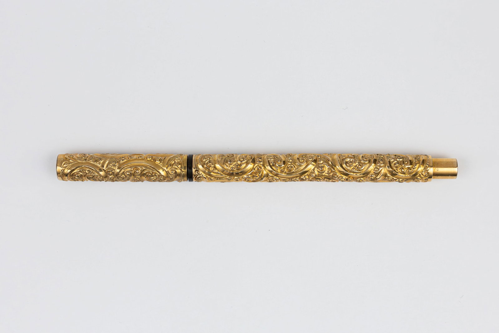 Williamson Decorative Gold Filled Overlay Fountain Pen USA Made: Williamson gold filled overlay fountain pen, circa 1905. Pen marked USA near butt end of barrel, nib and feed replaced with Waterman Ideal 14K 2 nib. Pen appears to be made by Williamson with highly d