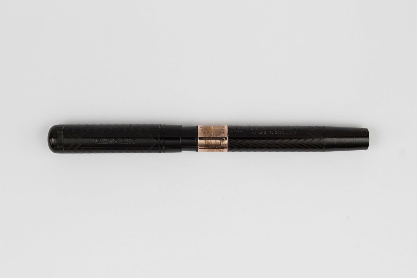 Mabie Todd Swan SF 2 Black Chased Fountain Pen 9K Solid Gold Band: Mabie Todd Swan S.F. 2 black chased hard rubber fountain pen. Mabie Todd Swan self-filling fountain pen in black chased hard rubber with solid 9K gold cap band and Swan 2 14K medium flexible nib. Leng