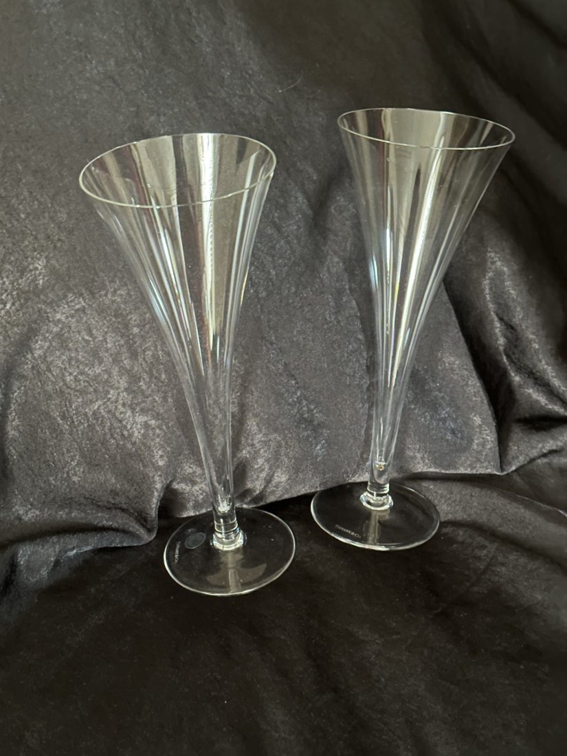 2 Tiffany and Company Champagne Flutes in the Trumpet Pattern: The Tiffany Trumpet champagne flutes are fun and popular. The Tiffany Trumpet champagne flutes are fun and popular. This is a set of 5 Tiffany & co Trumpet Champagne Flutes. New Condition. Original ta