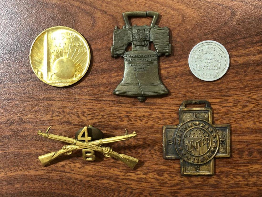 Lot of 5 pcs Spanish War Badge Hat Pin Token Medal: Eclectic assortment of 5 items that include a Spanish War Veterans Medal Badge, a Spanish War Hat Pin for the 4th Infantry, B Regiment, a Liberty Bell medal badge, a 1939 NY Worlds Fair medal and a me