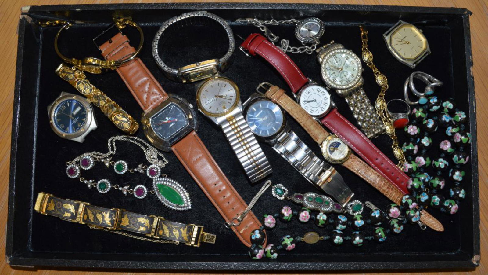 Lot of watches and costume jewelry: Lot of watches and costume jewelry including cloisonne bead neckalce, vintage etched black floral link bracelets, sterling fashion rings, and men's and ladies watches. Some watches are running.