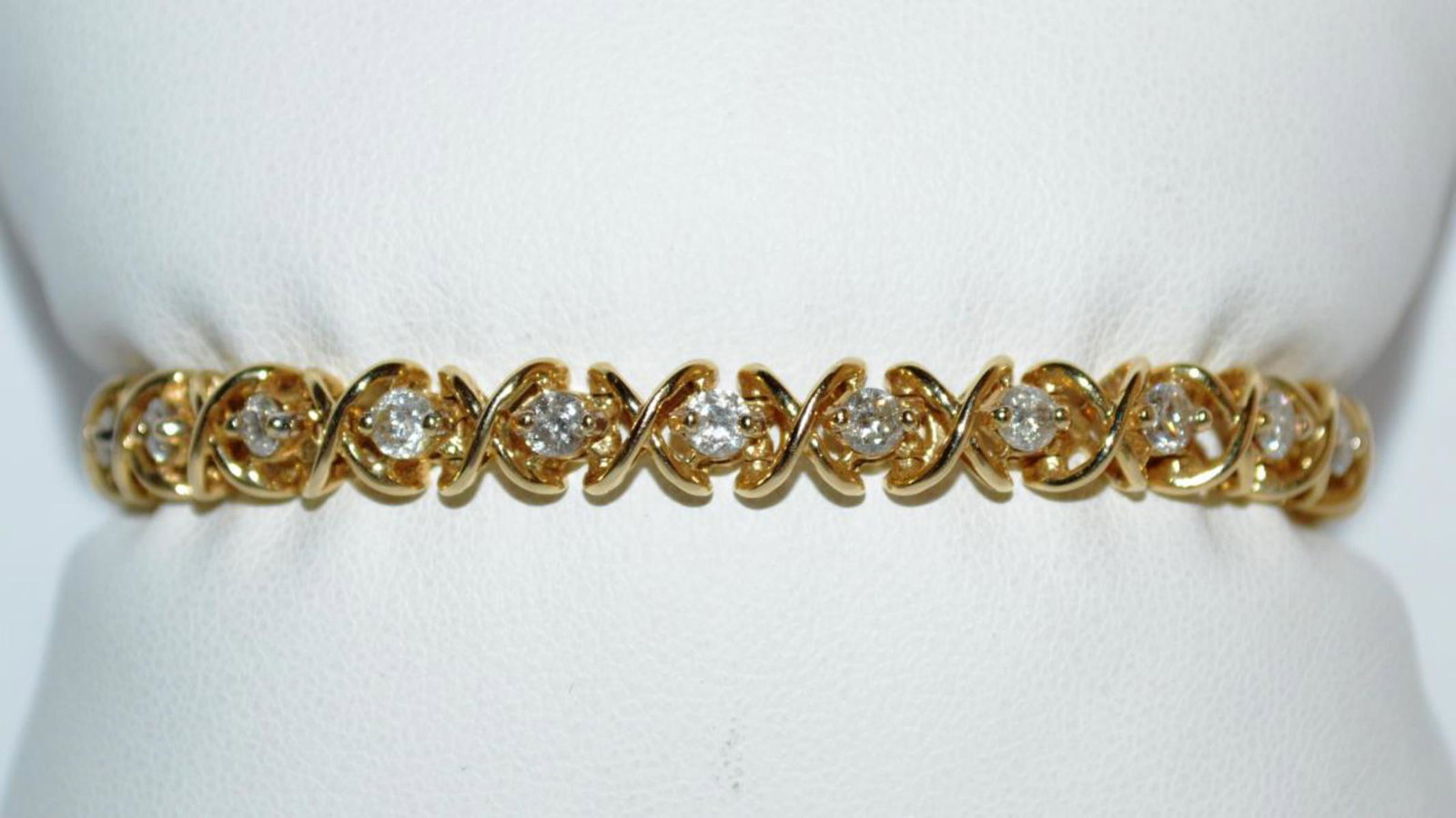 14kt Yellow Gold Diamond Bracelet: Ladies 14kt yellow gold diamond tennis bracelet, Featuring prong set round brilliant cut diamonds weighing approx. 2.50 cttw. Clarity I1-I2, Color H/I. Weighing 15.0 grams. Length 7".