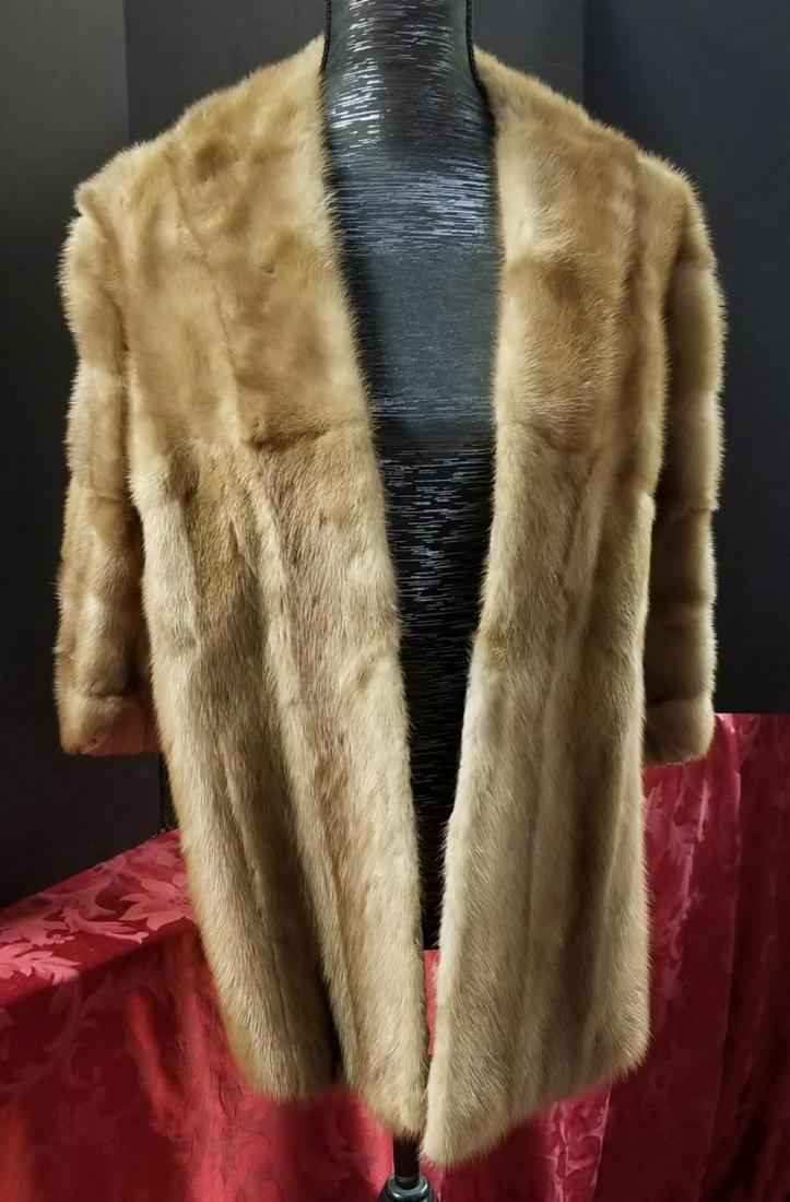Vintage Ladies Light Caramel Mink Fur Cape Stole: A Vintage Ladies Light Caramel Mink Fur Cape or Stole Wrap. This great classic formal or ladies fur features two front waist pockets. It is fully lined in satin. It measures 23" from collar to hem, 19