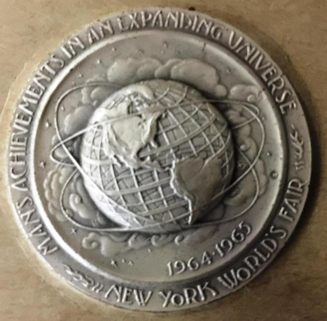 New York World's Fair Silver Medal: New York World's Fair Silver Medal Official commemorative medallion 1964-1965. Original box & paperwork. 300th anniversary cit of New York. 20z pure silver. Absolutely beautiful tooling.