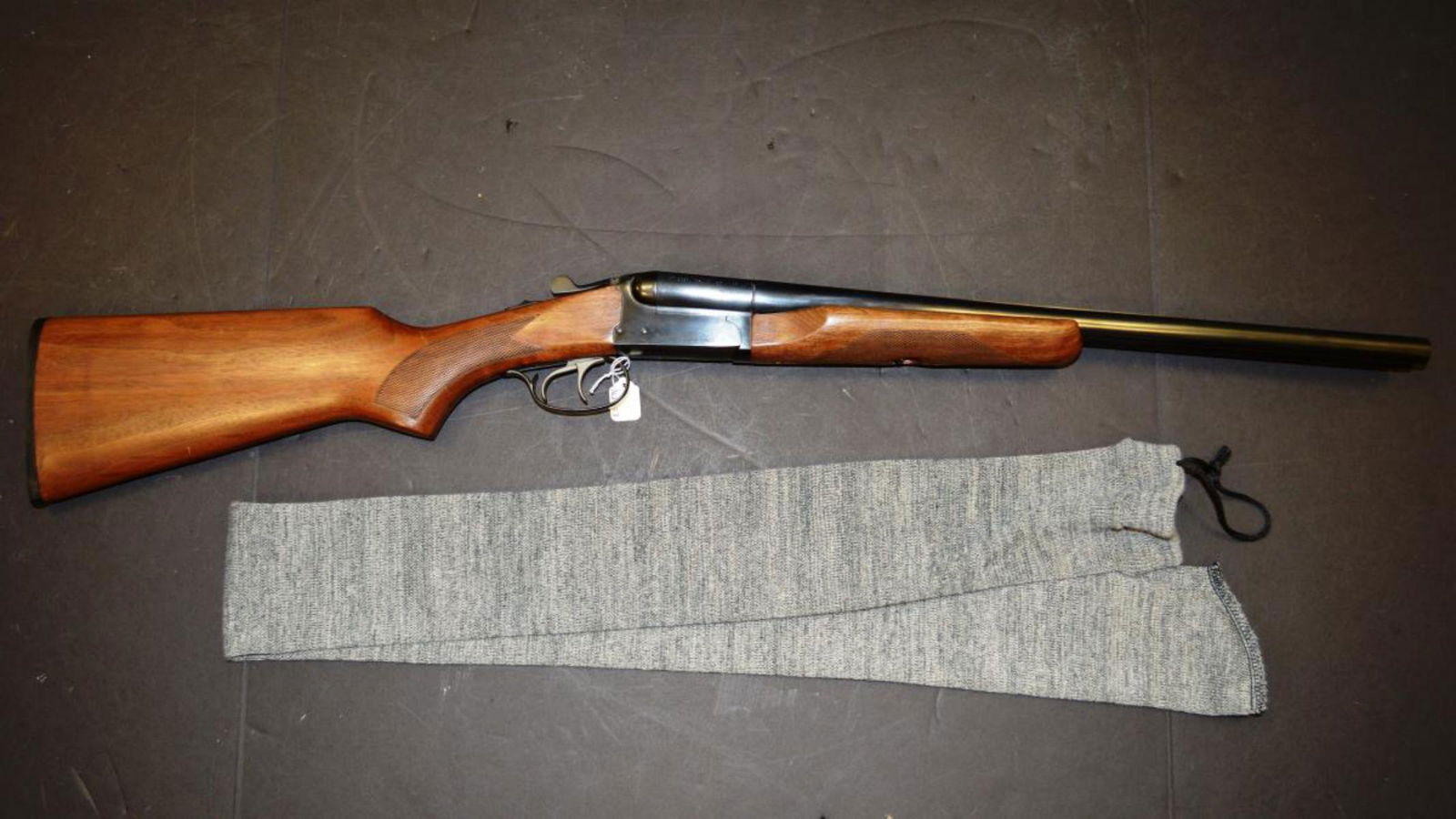 Stoeger Coach Gun 20 ga. Shotgun 3" Chamber: Stoeger Coach Gun 20 ga. Shotgun 3" Chamber Solid Rib, 20" Barrel. 36 1/4" overall. Great condition serial number 571059-07. Imported by E.R. Amantino Made in Brazil. Dual trigger. Blue metal with che