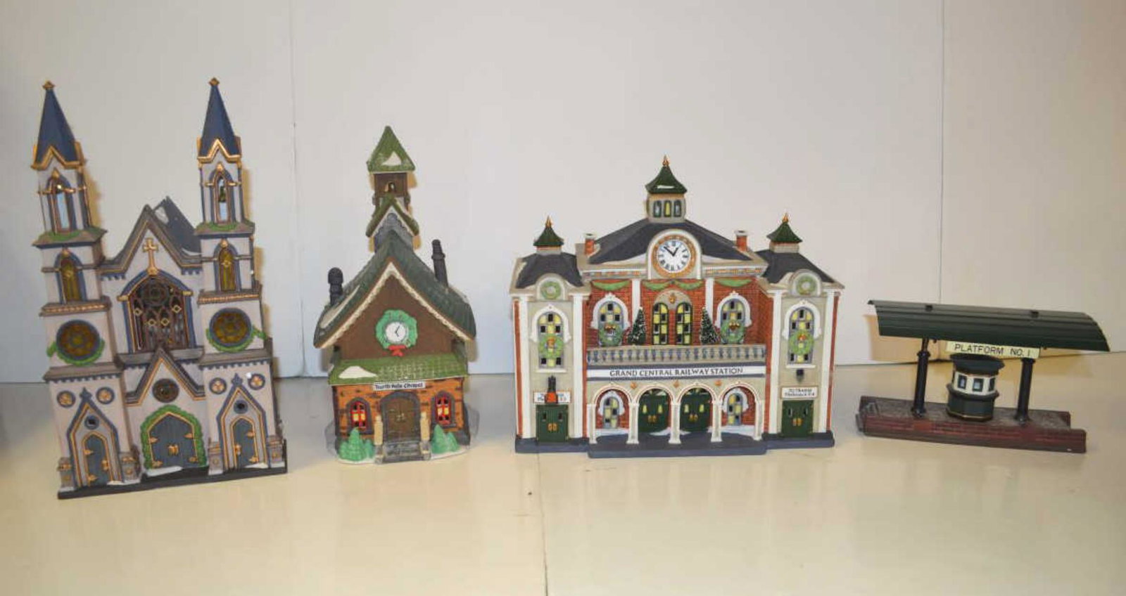Lot Of Department 56 Cottages: Lot Of Department 56 Cottages. Total of 4 in the lot. Consists of Victoria Station Train Platform. Grand Central Railway Station. North Pole Chapel. A church. All come in styrofoam boxes. Mild damage 