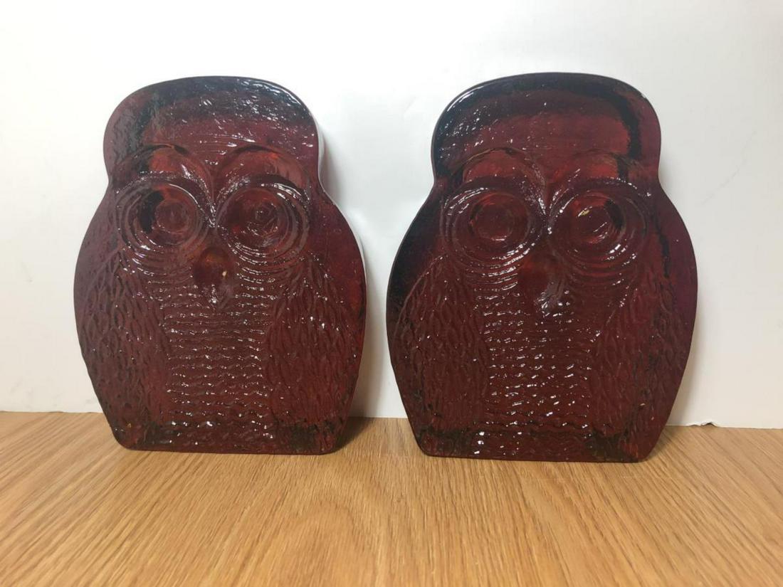 Pair Blenko Dark Amber Glass Owl Bookends: Pair Vintage Blenko Mid-Century Dark Amber Glass Owl Bookends. Each piece measures 7-inches tall, 5.5-inches wide, and are 2-inches thick. No chips, nicks, or scratches are noted.