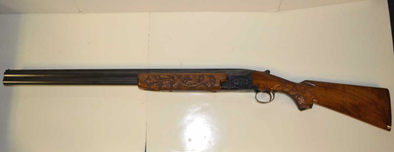 Winchester M# 101 Over Under Shotgun In Orig Box: Winchester Model 101 Over Under Shotgun In Original Box & Outer Box. 12 gauge, 2 3/4" shells, 28" vent rib barrel, full over modified with bead front sight. Manuf 1965, matching numbers throughout. En