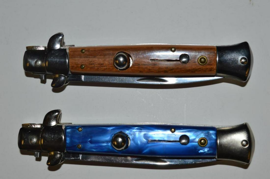 Pair Milano Switchblade Folding Knives Automatic: Pair of Vintage Milano Switchblade Folding Knives. This great pair of automatic knives are in excellent condition. Each one has a 3 3/4" single edged blade. The blades are in a like new condition & ha