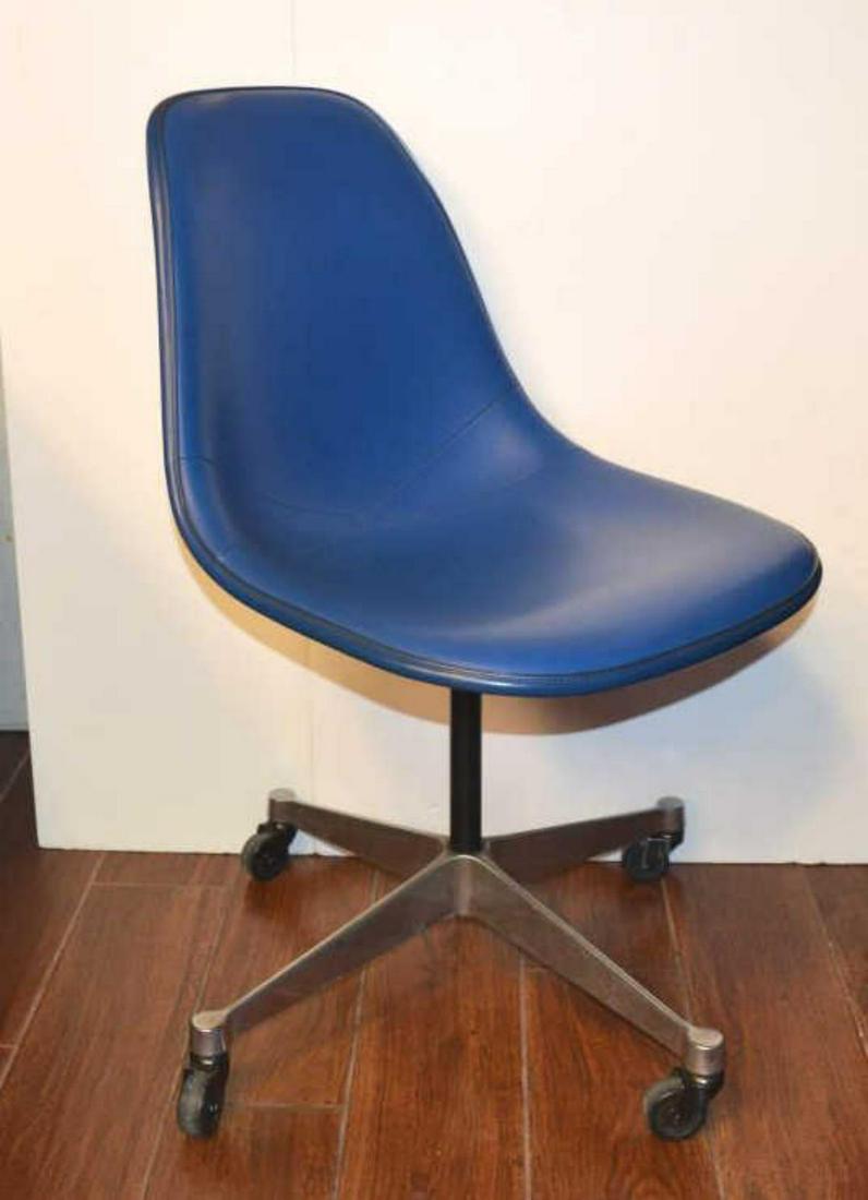 Herman Miller Mid Century Contour Swivel Chair: Herman Miller Mid Century Contour Swivel Chair. Royal blue leather type surface on blue fiberglass shell, four chrome legs with casters. A great quality built deco style usable chair. 32" at highest p