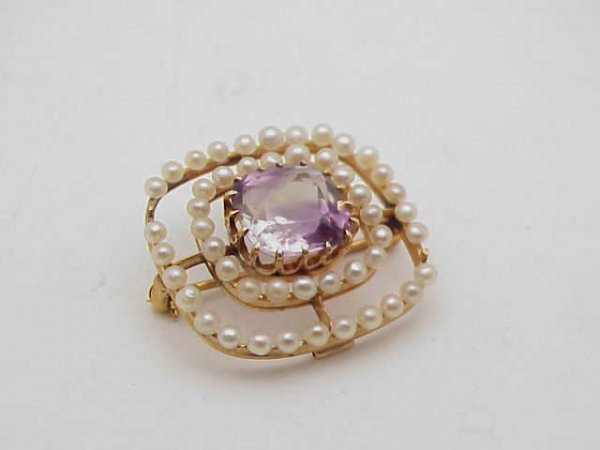 14kyg seed pearl /amethyst pin: 14kyg pin weighing 5.5 grams. This vintage piece consists of one cushion cut amethyst in the center surrounded by 2 rows of seed pearls. 2 pearls missing.