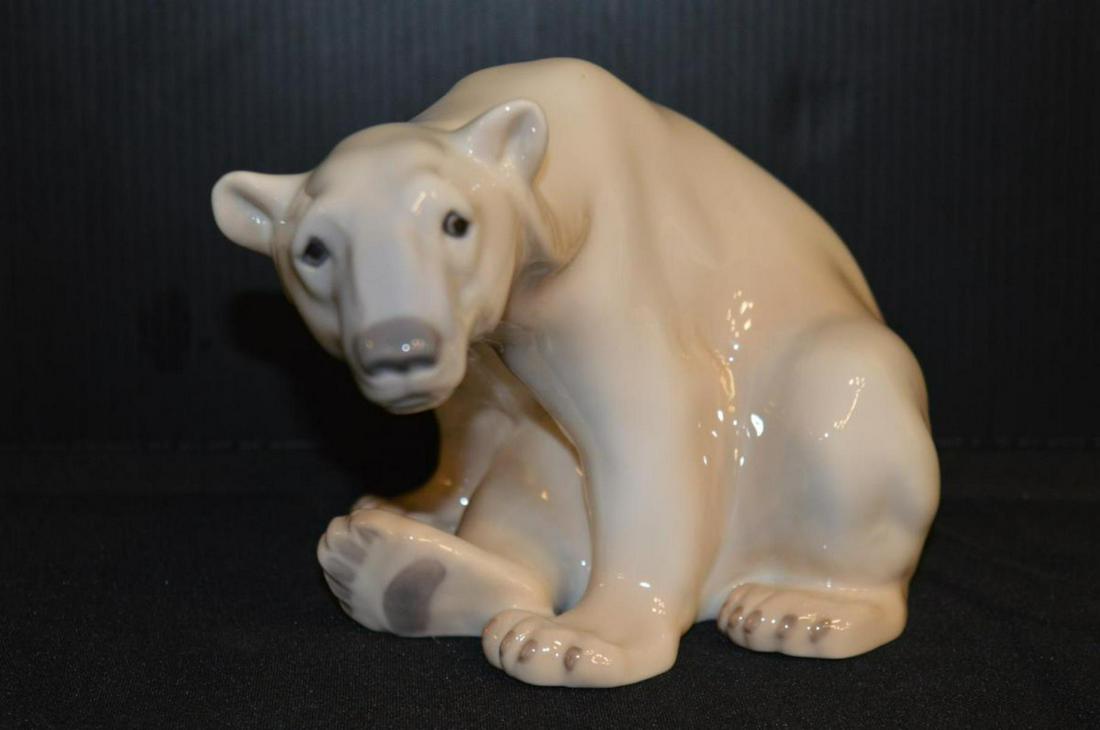 B & G Royal Copenhagen Polar Bear #1629 Figurine: B & G Royal Copenhagen Polar Bear #1629 Figurine. This majestic adult bear is in the sitting position. This piece exudes Bing & Grondahl Royal Copenhagen's high quality & attention to detail. Gloss fi