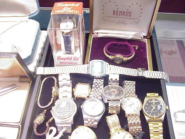 Lot of costume jewelry/pens/watches/compact - 2