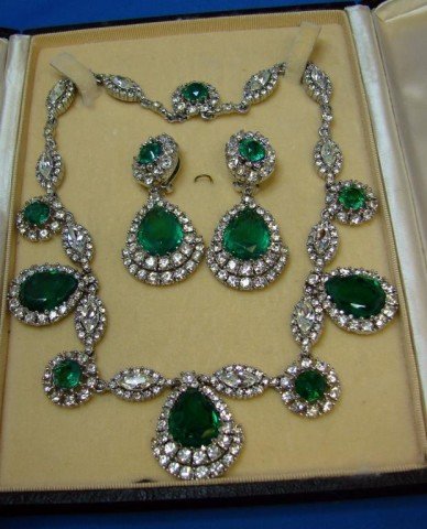 Vintage "Emerald & Diamond" Ciner Necklace & Ear.: Vintage "Emerald & Diamond look" Ciner Necklace & Earrings with original box.