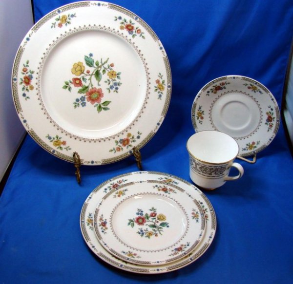 Royal Doulton Kingswood Service for 8: Royal Doulton Kingswood Service for 8, consisting of 8 ea. dinner plates, salad plates, bread plates, cups and saucers.