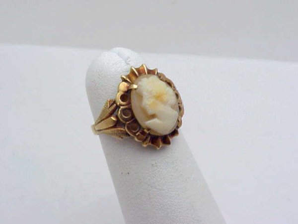 Vintage 14kyg cameo ring: Lady's 14kyg vintage cameo ring weighing 3.4 grams. Cameo measures 12X10mm set in antique mounting.