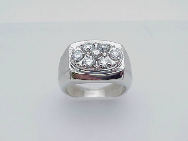 Man's 14kwg diamond cluster ring
