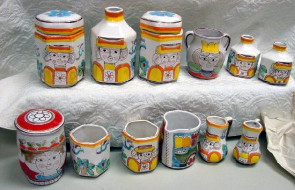 15 pcs. DeSimone Pottery - pitchers & covered jars: 15 pieces of DeSimone Pottery consisting of several pitchers and covered jars, with faces. Individually hand crafted and hand painted with unleaded colors, De Simone pottery adds cheerful flair and st