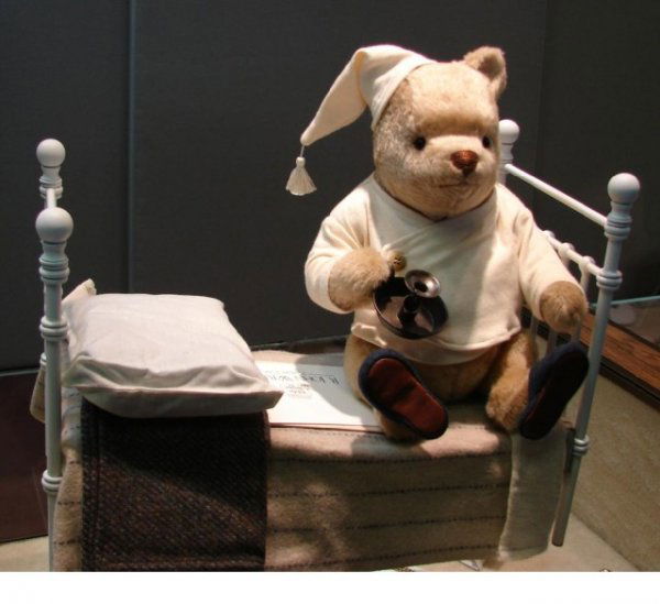 R. John Wright Nighttime Winnie the Pooh & Bed: R. John Wright Nighttime Winnie the Pooh & his fully made-up Bed, both have original boxes; never displayed; excellent condition.