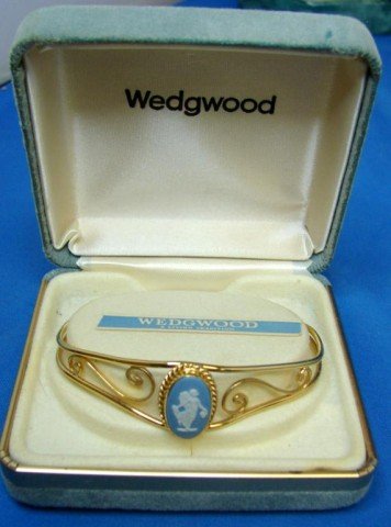Vintage Wedgwood Bangle Bracelet Jasperware Center: Vintage 12kt gold filled Wedgwood Bangle Bracelet with a blue Jasperware Center