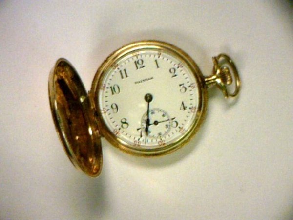 14kyg Waltham pocket watch: 14kyg Waltham pocket watch weighing 30 grams 33mm in diameter, black and red numbered white dial, inset second hand and in good running condition.