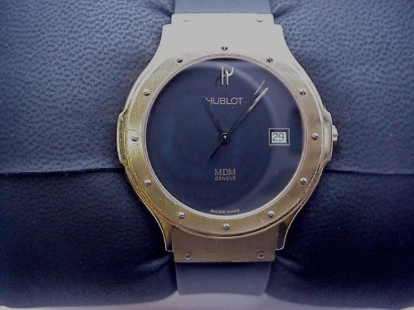 Man's 18kyg Hublot "Classic" MDM Geneve Swiss W: Man's 18kyg Hublot "Classic" MDM Geneve Swiss watch with black dial, date aperture, water resistant original box and manual. Beautiful condition!