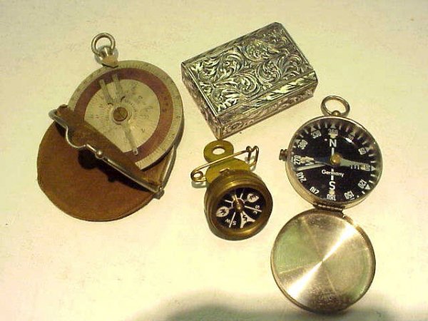 Lot of compasses, scales and compact: Lot of 2 compasses, Calculimetre Charpentier Brevettes scale with leather holder and a silver filigree compact with retractable lipstick dispenser.