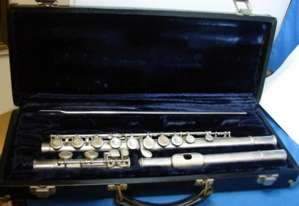 Haynes Flute with case: Haynes Flute - case is marked Artley but flute is stamped Haynes.