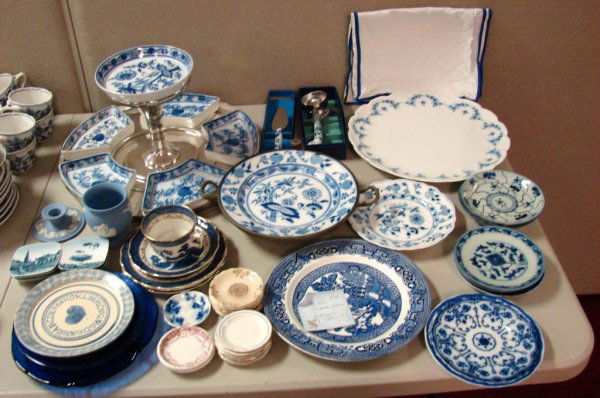 50+pcs Blue Plates - Flow Blue, Blue Willow etc: Lot of approx 50 pcs. blue plates, bowls, etc. including a Burslem Flow Blue Platter 12" x 9", several small Chinese plates from the late 1800's, Villeroy & Boch server with 5 blue inserts, 14 butter