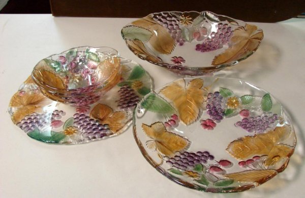 Mikasa Grape Decorated Salad & Cake Dishes: Mikasa 14" salad bowl with 4 7 1/2" bowls, a shallow 12" bowl and a 13" cake plate, all decorated with grapes and leaves, no chips or cracks.