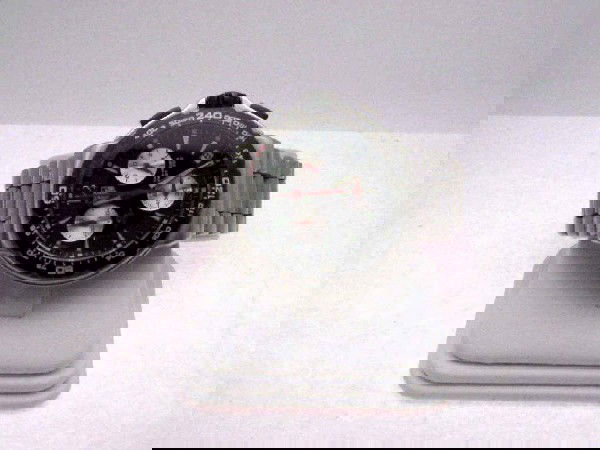 Man's Tag Heuer Indy 500 watch: Man's Tag Heuer Indy 500 chronograph with black dial , red hands and black bezel. Good exterior condition however needs some movement work. Comes with box and papers.