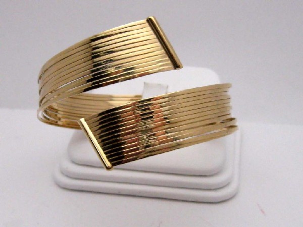 Lady's 14kyg flexible bangle: Lady's 14kyg flexible bangle weighing 16.7 grams with 10 separate wires making 12mm in width in a bypass design.
