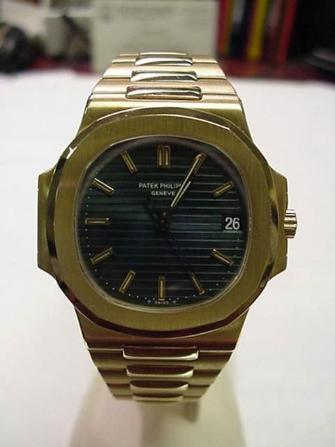 Man's 18kyg Patek Philippe Nautilus watch: Man's 18kyg Patek Philippe Nautilus watch circa 1984 with 335sc calibre movement with date, deep green dial, indexes in yellow gold and tritium, sweep second hand with satin and polished finishes. Has