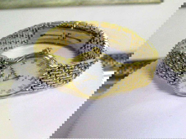 Lady's Raymond Weil Fidelio watch: Lady's Raymond Weil Fidelio dress watch with quartz movement, white linen dial, calendar, heavy 18k electroplate, panther band and hidden clasp. Like new!