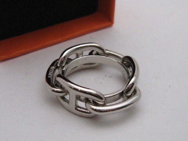 Hermes palladium scarf ring: Hermes scarf ring made of palladium with three anchor links connected by a silver bar.