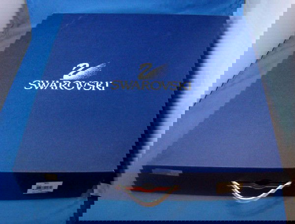 Swarovski Clear & Black Crystal Chess Set NIB: Swarovski Clear & Black Crystal Chess Set NIB, 32 pieces1.25 to 2.25", with playing board. New in Box.