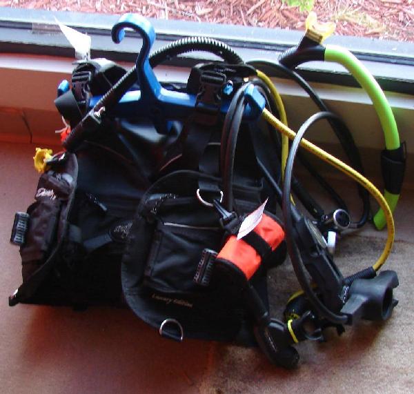Wtd.Scuba Vest w/dual breather, snorkel, regulato: Weighted Scuba Vest w/dual breather, snorkel, regulator and a whistle.
