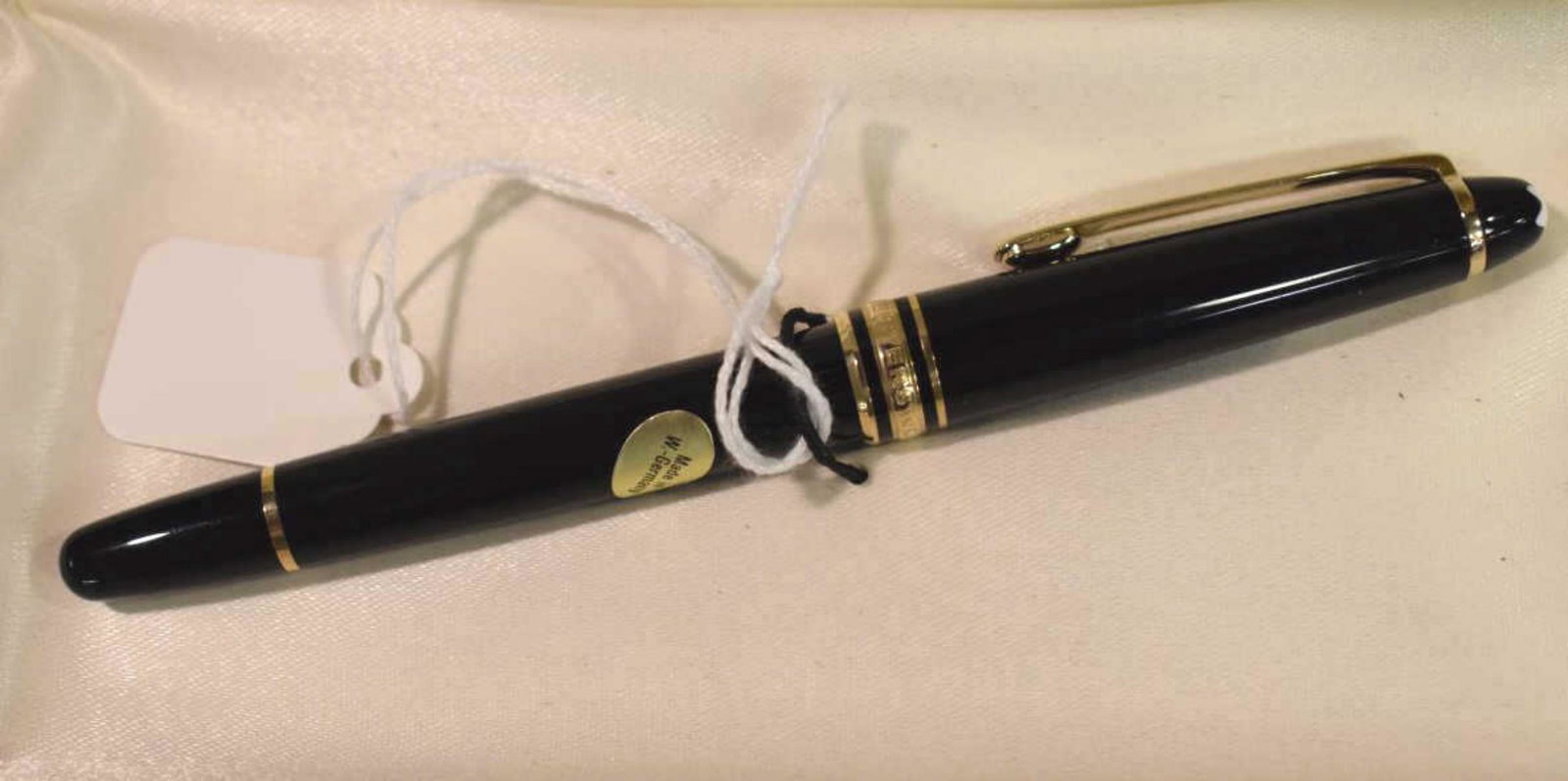 Montblanc Fountain Pen In Case With Paperwork: Montblanc Meisterstruck Fountain Pen In Case With Paperwork Made in Germany. 14K medium nib. Excellent condition. Warranty card has never been filled out. Black with gold tone trim & white end.