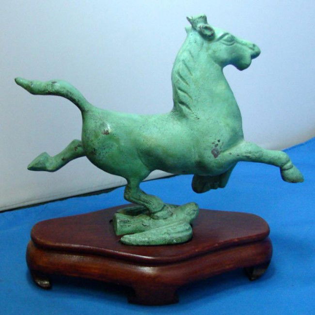 Chinese Bronze Galloping Horse Swallow Bird: Chinese Bronze Galloping Horse Swallow Bird - "Ma Ta Fei Yan"; 7" long x 5.25" high.