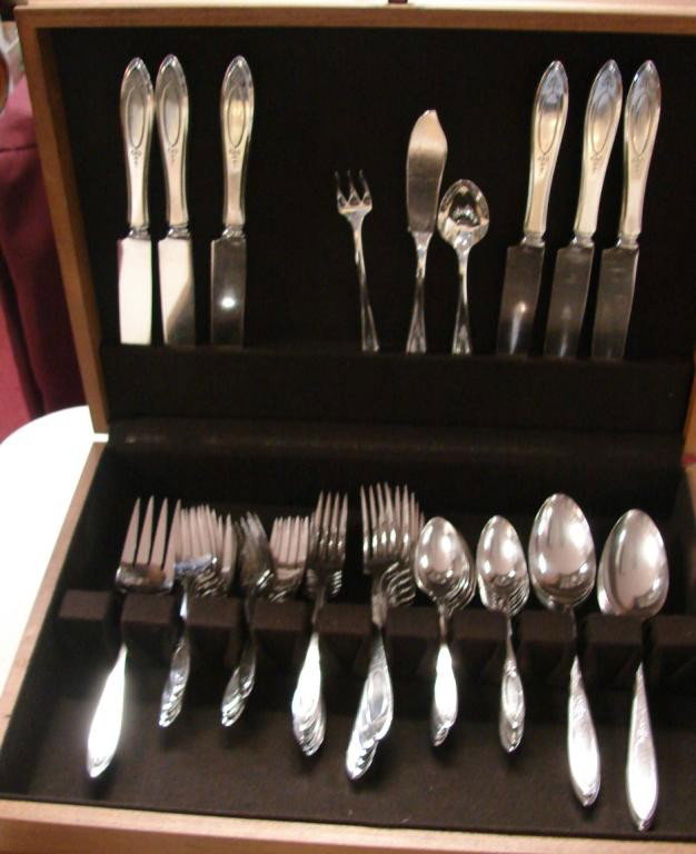 Community Plate Flatware Service for 6: Community Plate Flatware Service for 6, including dinner, lunch & salad forks, 16 tsp, etc. with storage box.