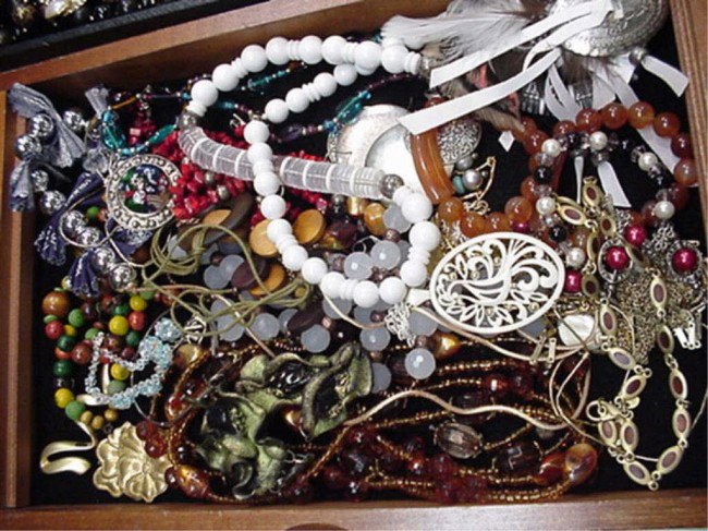 Lot of costume jewelry, amber etc: Lot of costume jewelry including amber necklace, beaded jewelry, wood necklace, bracelets, earrings and much more!